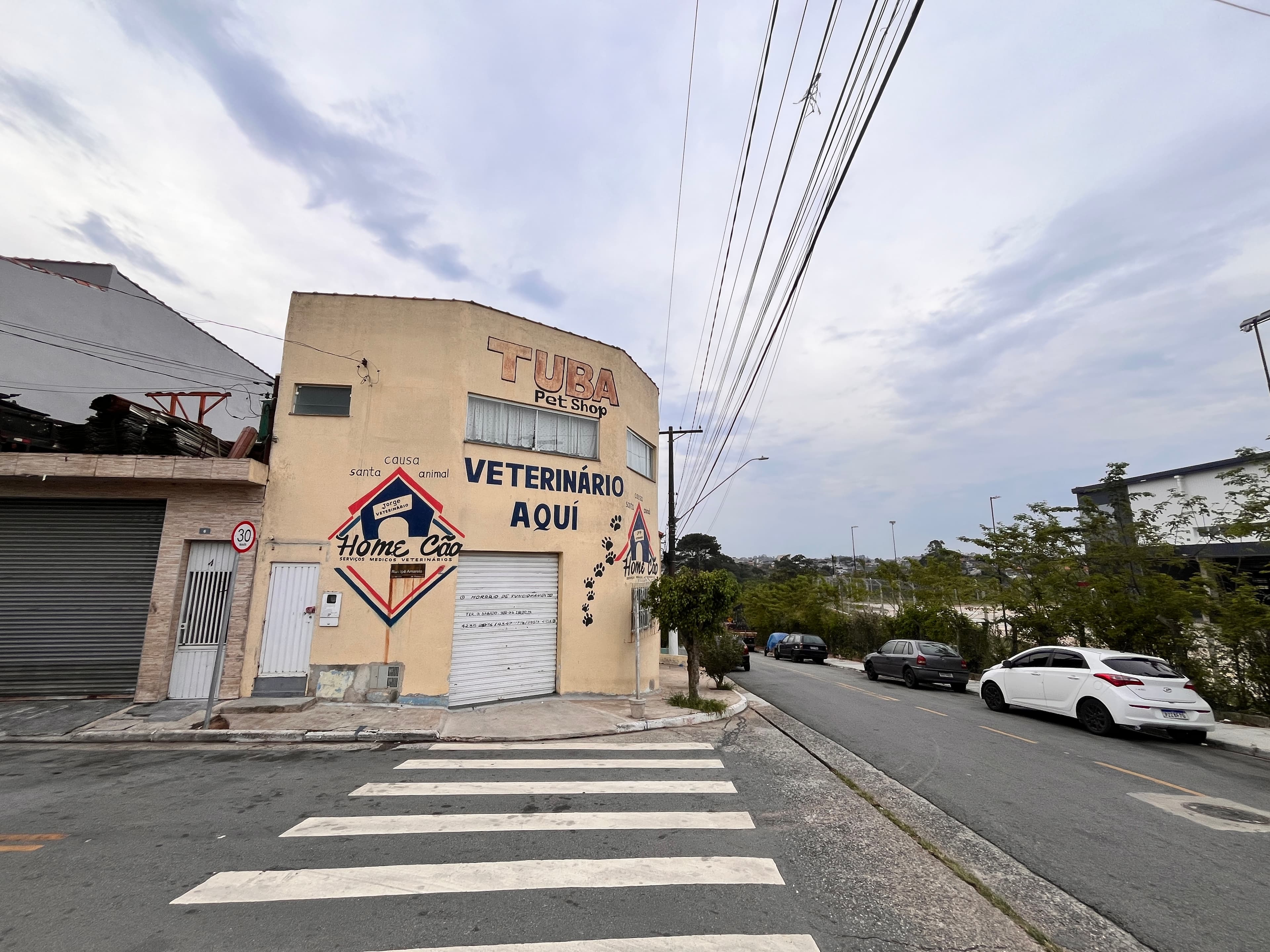 Fachada do imóvel comercial de esquina na R. Ipê Amarelo, Alvarenga