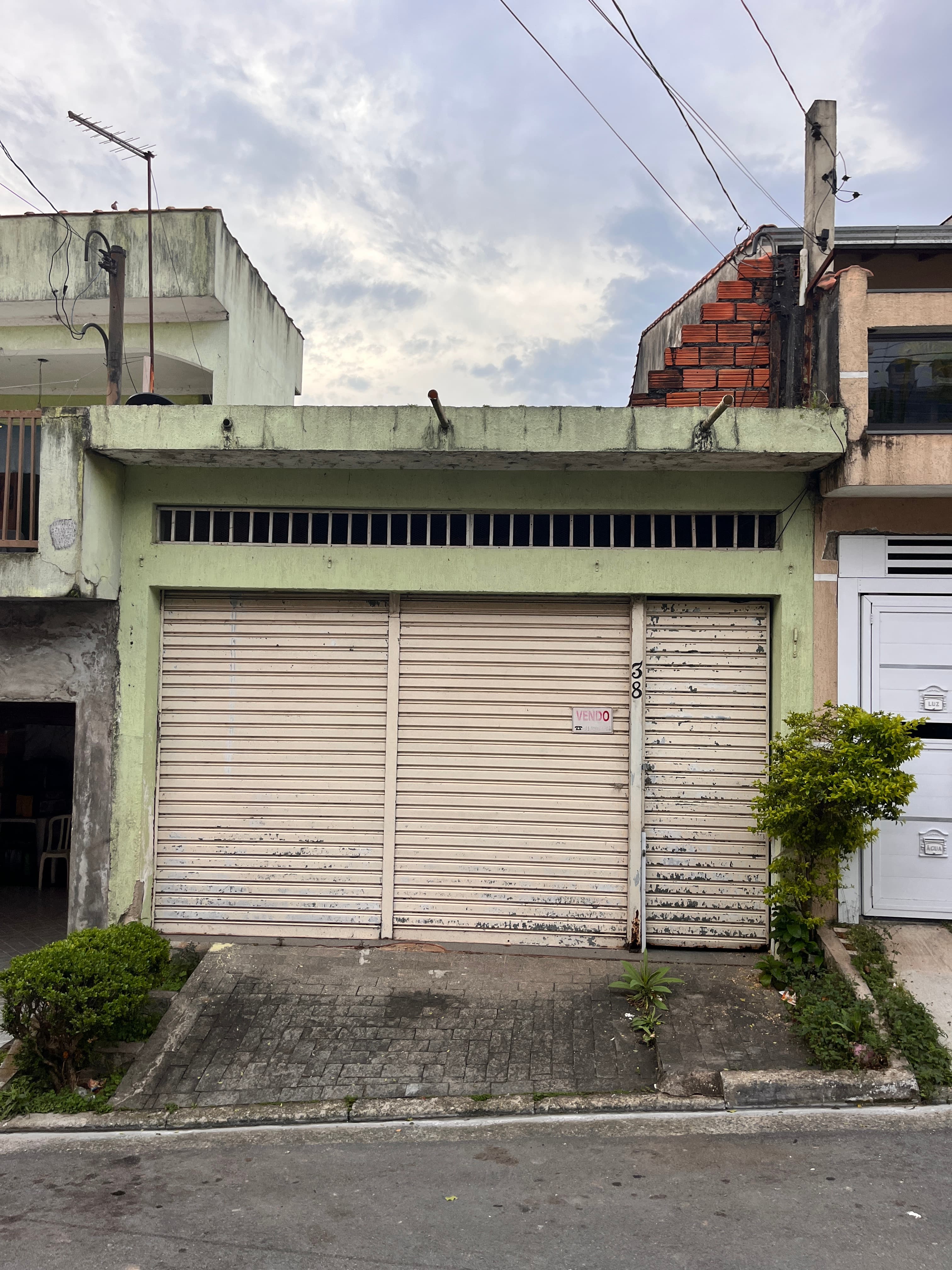 Fachada do galpão na R. Ipê Amarelo, 38, com portões de enrolar